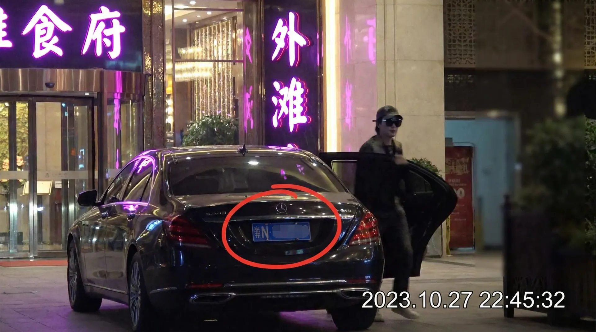 拳交-拳交视频最新爆料与原创精选|拳交 - 豪车餐厅外被拍